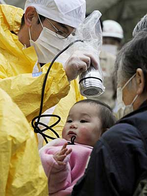 Criança passa por teste de contaminação por radioatividade no Japão