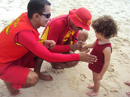 Pulseiras visam evitar crianças perdidas nas praias