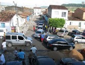 Dezenas de taxistas estão na porta da Delegacia Regional de São Miguel