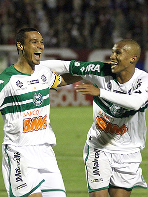 Emerson comemora gol do Coritiba
