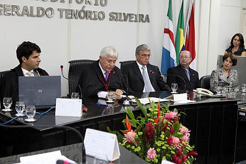 Vice-presidente Nelma Torres Padilha (à direita) prestigia posse no TRE