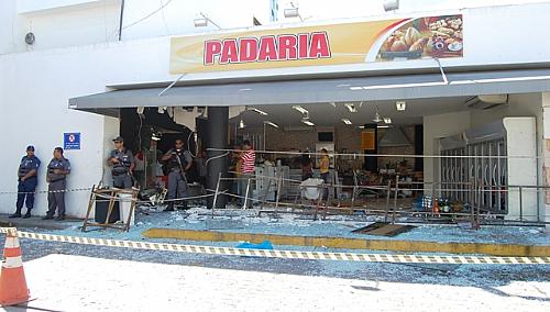 Bandidos explodiram o caixa eletrônico do Banco do Brasil