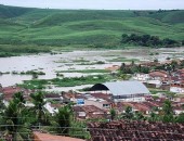 Rios inundam e deixam populares ilhados