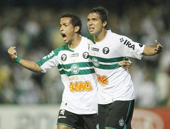 Davi e Rafinha comemoram um dos quatro gols do Coritiba