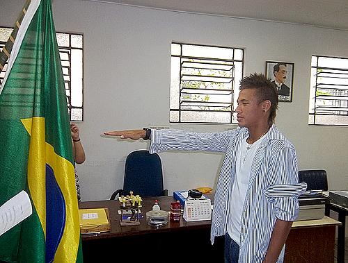 Neymar jura bandeira quartel