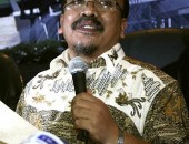 O parlamentar indonésio Arifinto durante coletiva em que anunciou sua renúncia do cargo