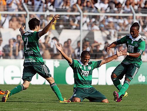 Max Santos, o Pardalzinho, comemora de joelhos seu primeiro gol pelo Palmeiras