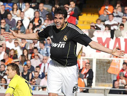 Kaká comemora o seu primeiro gol colocando a bola por baixo da camisa, simulando a barriga da esposa Carol Celico, grávida da menina Isabella. Os dois já são pais do menino Luca