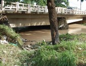 Rio Jacarecica secou e sobrou lixo no seu leito