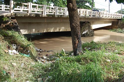 Rio Jacarecica secou e sobrou lixo no seu leito