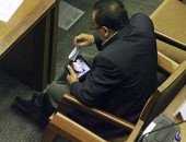 Em foto de 8 de abril, parlamentar é flagrado vendo vídeo pornô em seu tablet durante sessão no Parlamento da Indonésia