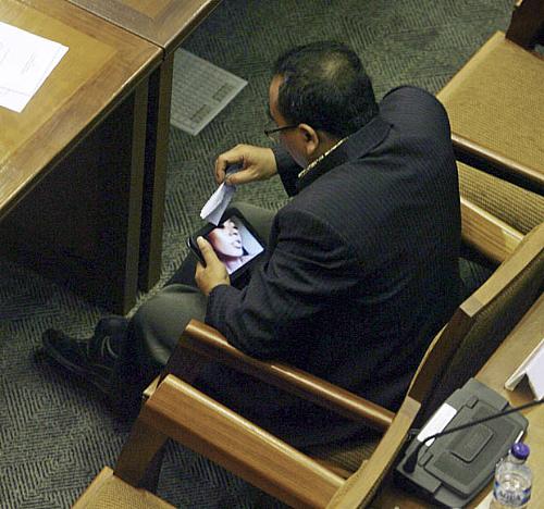 Em foto de 8 de abril, parlamentar é flagrado vendo vídeo pornô em seu tablet durante sessão no Parlamento da Indonésia