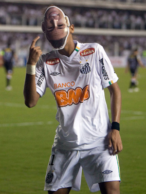 Neymar comemora com a máscara que lhe