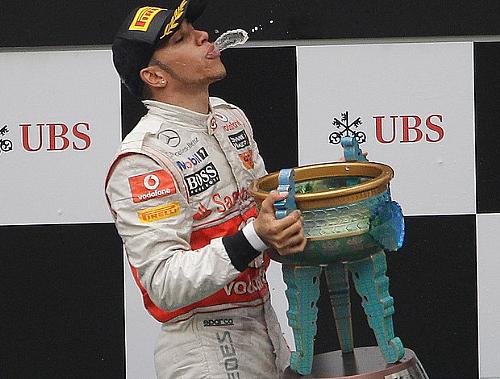 Lewis Hamilton comemora sua primeira vitória em 2011, no GP da China, em Xangai