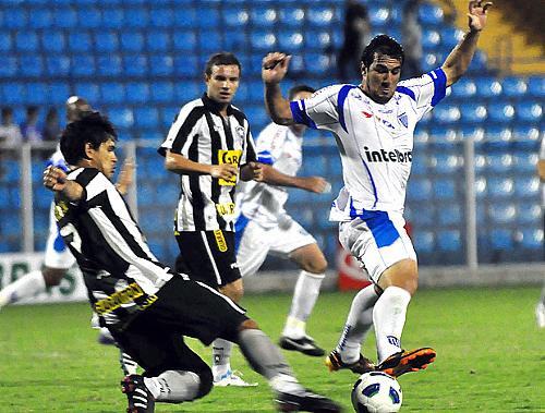 Rafael Coelho disputa bola com Fahel na partida na Ressacada