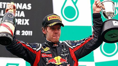 Vettel comemora a segunda vitória da temporada no pódio do GP da Malásia, em Sepang