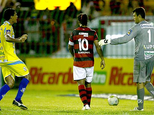 Ronaldinho perde pênalti nos acréscimos, e Flamengo fica no 1 a 1 com o Macaé