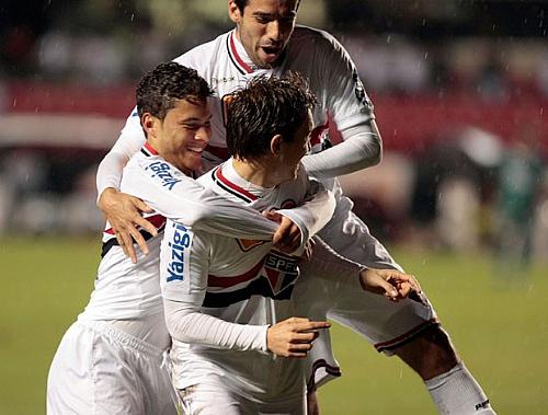 Dagoberto, Marlos e Ilsinho comemoram o gol do camisa 25 no primeiro tempo da partida