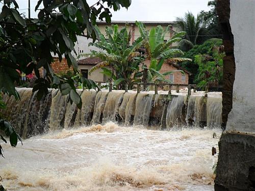 Volume de água do Rio Manguaba subiu e invadiu as ruas da cidade de Jundiá, deixando desabrigados