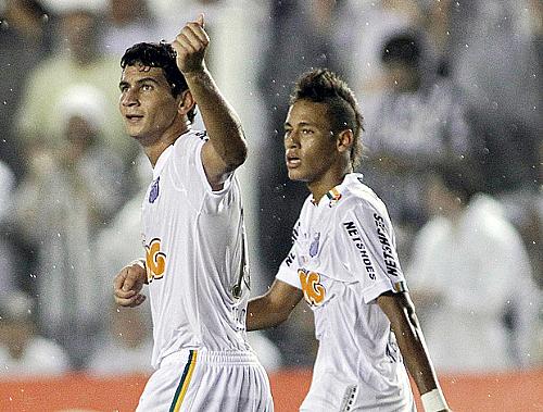 Acompanhado por Neymar, Ganso comemora o gol único do Santos na partida