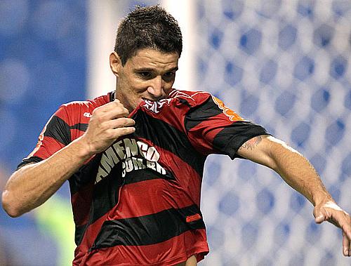 Thiago Neves comemora o primeiro gol do Flamengo sobre o Botafogo