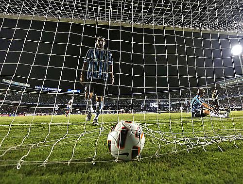 Rafael Marques pega a bola após gol do Universidad Católica contra o Grêmio