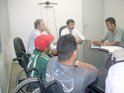 Cadeirantes se reúnem na SMTT com Pinto de Luna