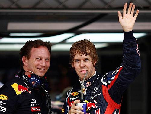 Pole pela terceira vez no ano, Vettel comemora a conquista ao lado do chefe Christian Horner