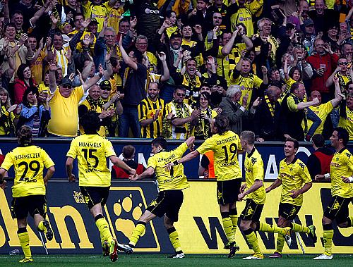 Jogadores do Borussia Dortmund comemoram vitória