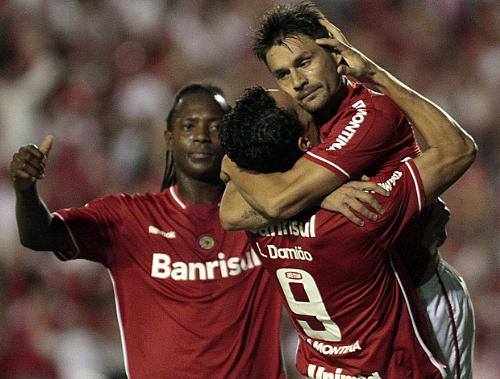 Rafael Sobis abraça Damião após abrir o placar no Beira-Rio
