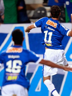 Thiago Ribeiro comemora primeiro gol