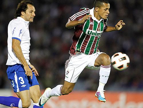 Souza tenta passar pela marcação do brasileiro Jádson Vieira, ex-Vasco