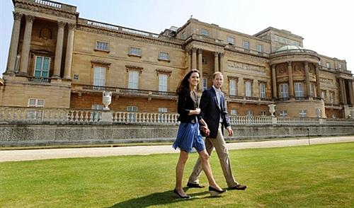 William e Kate deixam o Palácio de Buckingham rumo à lua de mel, neste sábado (30)