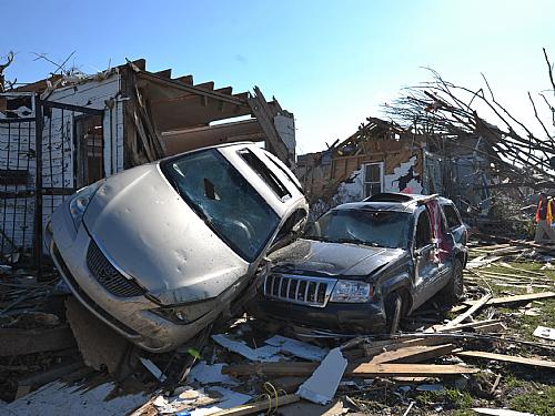 Carros e casas ficaram destruídos em Tuscaloosa, no Alabama