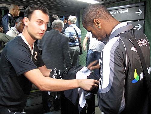 Logo após o desembarque, Dedé autografa camisa do Vasco