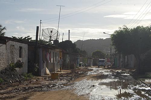 Após as chuvas, a Rua Nicolau Mota, no bairro do Torrão é invadida pelo barro