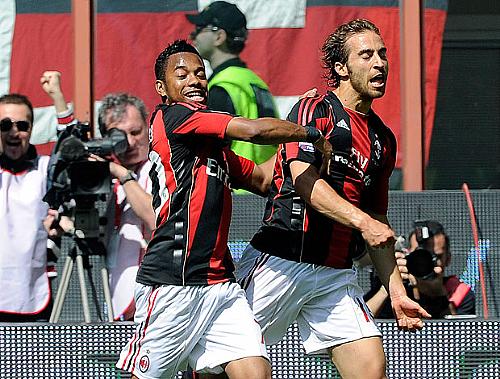 Flamini comemora com Robinho o gol do triunfo do Milan sobre o Bologna