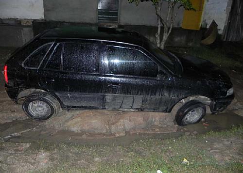 Carro foi abandonado pelos bandidos após atolar em lamaçal