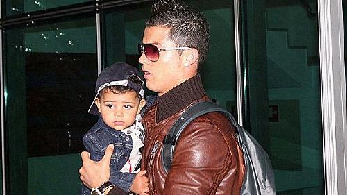 Cristiano Ronaldo aparece, pela primeira vez, com o filho, Cristiano Júnior, de 11 meses