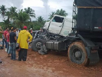 Caminhão e Carreta colidem em São Sebastião