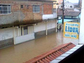 Na Cruz das Almas, o riacho transbordou e inundou as principais ruas do bairro