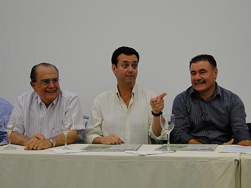 Kassab ladeado por João Lyra e Cícero Almeida