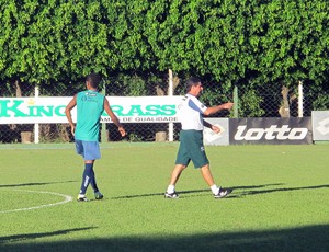 Técnico Artur Neto dá instruções durante o treino