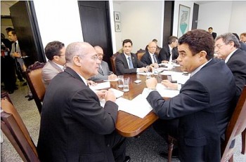 Senador Renan conduziu a reunião da bancada peemedebista