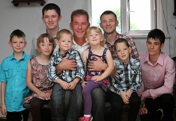 Ian Millthorpe com os oito filhos