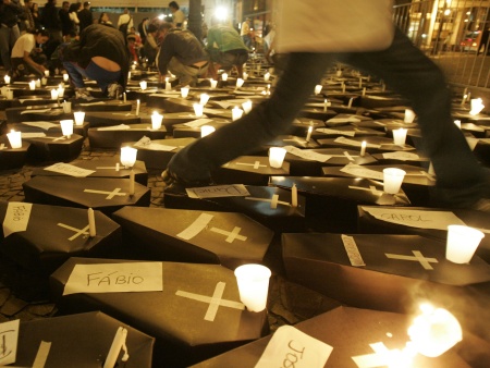 Movimento Mães de Maio faz ato em homenagem às vítimas dos ataques de 2006 em São Paulo; maioria dos casos foram arquivados