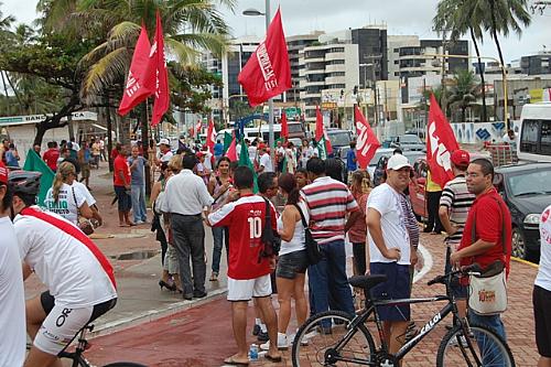 Servidores estaduais e movimentos sociais participam de caminhada na orla de Maceió