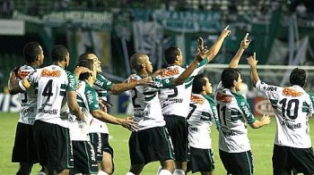 Jogadores do Coritiba comemoram gol sobre o Palmeiras
