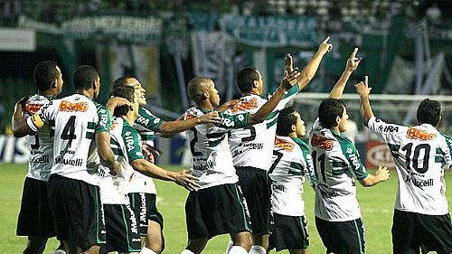Jogadores do Coritiba comemoram gol sobre o Palmeiras