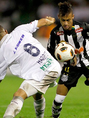 Neymar em ação no jogo de ida contra o Once Caldas. Foi o destaque do jogo